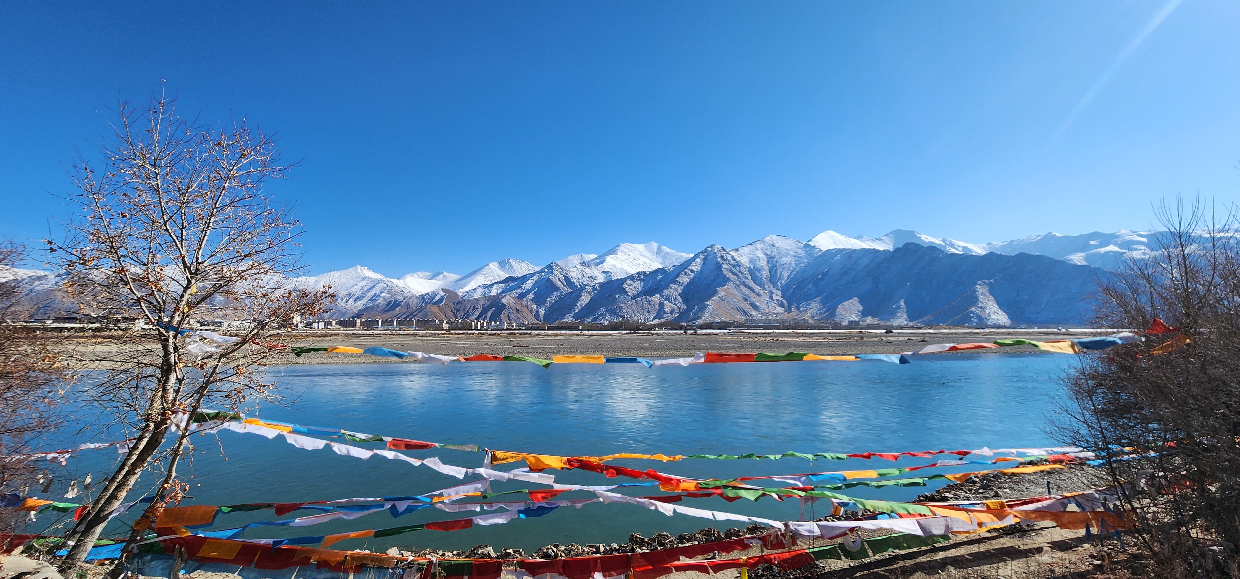 皑皑雪山邂逅了蓝色拉萨河出门跑步,冲完冷水,练完瑜伽